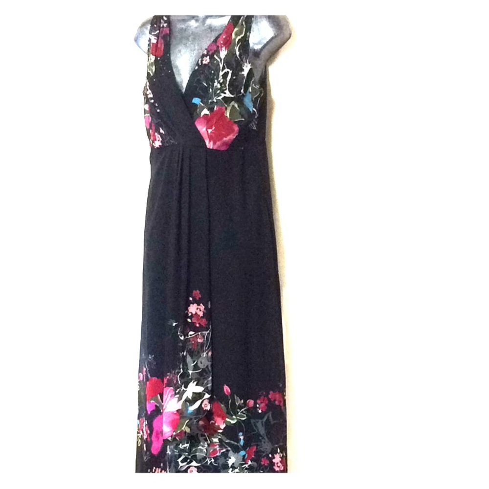 Elegant Sleeveless Evening Gown w/ Floral Pattern